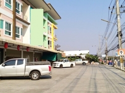 ติดนิคมอมตะชลบุรี อมตะ 5.8 กม.รร.พานทอง โรบินสันชลบุรี  อาคารพาณิชยใหม่ 3 ชั้น ติดริมถนนใหญ่ 2-3นอน จอดได้ถึง 20คัน 2น้ำ 