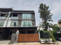 เดอะ แลนด์มาร์ค ทาวน์โฮมหรู 3 ชั้น บิวท์อินครบ ใจกลางลาดพร้าว