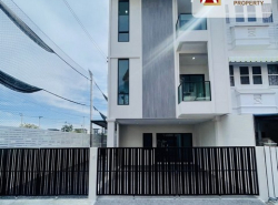 ปุณณวิถี ทาวน์โฮม 3 ชั้น หลังมุม ตกแต่งใหม่ พร้อมเข้าอยู่ ทำเลใกล้รถไฟฟ้า