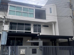P18 ขายทาวน์โฮม หมู่บ้าน จันทรานิเวศน์ ซอยจันทน์ 16 ใกล้ สาทร  3 ชั้น 284 ตรม.