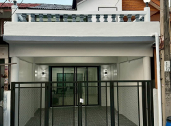 หมู่บ้านทรายทองนิเวศน์  ใกล้ห้าแยกปากเกร็ด ทาวน์เฮาส์ 2 ชั้นตกแต่งใหม่