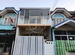 ขายด่วน ทาวน์เฮ้าส์ 2 ชั้น รีโนเวทใหม่ หมู่บ้านมนวดี บางบัวทอง
