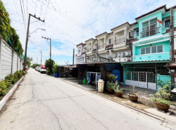 ขายทาวน์โฮม 3 ชั้น หมู่บ้าน นิสา (หนองแขม เพชรเกษม 63) เนื้อที่ 16 ตร.ว. ขายเพียง 1,990,000 ล้านบาท
