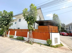 รพ.จุฬารัตน์2สาขา ม.หัวเฉียว 3.6 กม. บ้าน 2 ชั้น 3นอน ลาดกระบัง54 วัดศรีวารีน้อย 1.8 กม.  2น้ำ 45ตร.วา. กล้วัดจรเข้ใหญ่   สุวรรณภูมิ 7.2 กม.