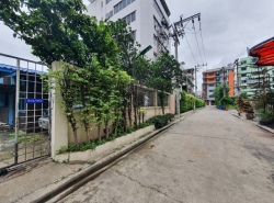 ขายบ้านเดี่ยวพร้อมที่ดิน หลังห้างโลตัสฟอร์จูนทาวน์ ขนาด 105 ตรว. เข้าออกได้สองทาง ห่างจากถนนรัชดาภิเษกเพียง 290 ม. 