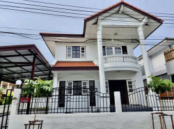 ขายบ้านเดี่ยว 2 ชั้น บ้านเลขที่ 8/88 อยู่แล้วเฮง 64 ตร.ว. กานดา การ์เด้นท์ (บ้านหลังมุม) 4 นอน 3 น้ำ หันหน้าทิศใต้ ลมเย็นสบาย 