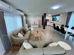 ให้เช่าบ้านเดี่ยว   ซอยอารีย์  ราคา   120,000  Tel.0936785948  