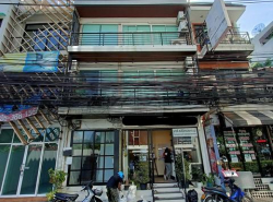 ขายอาคารพาณิชย์ 3 ชั้น สร้างใหม่ สีลมซอย 3 หลังธนาคารกรุงเทพ ( ขายพร้อมผู้เช่า )