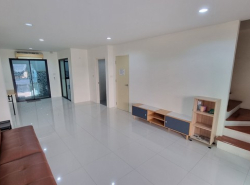 ให้เช่า ทาวน์โอม 3 ชั้น พร้อมอยู่  บ้านกล้วย-ไทรน้อย  บางบัวทอง  13500 บาท