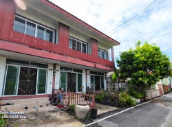 ขายด่วน!! ทาวน์เฮ้าส์ 2 ชั้น 5 คูหา พร้อมที่ดิน 100 ตรว. ใกล้ที่ว่าการ