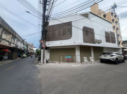 ขายบ้าน 3 ชั้น 15 ตรว หลังมุมแต่งสวย พร้อมอยู่สไตล์โมเดิร์น บ้านใจกลางถนนสาทร ใกล้ BTS สุรศักดิ์ เพียง 400 เมตร