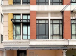 ให้เช่า Office 4ชั้น ติดถนนใหญ่ ถนนบางนา กม.3 บ้านกลางกรุง ตรงข้ามเซ็นทรัลบางนา ทำเลทอง แขวงบางนาใต้ เขตบางนา กรุงเทพมหานคร 10260