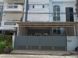 ให้เช่าทาวน์โฮม 3 ชั้น 4 ห้องนอน ซอยลาดพร้าว 84 ประดิษฐ์มนูธรรม5 ใกล้เลียบด่วนเอกมัย-รามอินทรา **ทำออฟฟิศจดทะเบียนได้ 