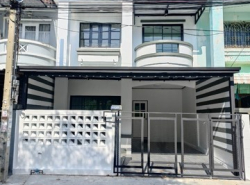 ขายทาวน์เฮ้าส์ 2 ชั้น หมู่บ้านลภาวัน 8 บางบัวทอง จังหวัดนนทบุรี เนื้อที่ 21 ตารางวา