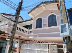 ให้เช่าทาวเฮ้าส์2ชั้น หมู่บ้าน The college town รามคําแหง24 กทม.