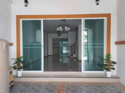 ขาย ทาวน์เฮ้าส์  2  ชั้น หมู่บ้านปิยวรารมย์เฟส3 อ.บางบัวทอง จ.นนทบุรี  