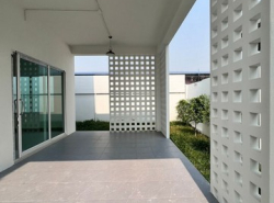 บ้านสร้างใหม่ 2 ชั้น หลังใหญ่ สไตล์โมเดิร์นมินิมอล สารภี 