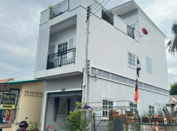 บ้านเดี่ยว ตึก 3 ชั้น ซอย.ยอดเสน่ห์ อยู่แถวพระใหญ่ หน้าบ้านหันไปทางทิศเหนือ มีดาดฟ้าเห็นวิวภูเขา เหมาะกับการพักอาศัยและทำธุรกิจ