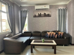 บ้านให้เช่าพัทยาค่ะ เขาน้อย   ห้องดูทีวี  ที่จอดรถประตูรีโมท จัดสวนหน้าบ้าน  