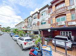 บิ้วท์อินภายใน ทาวน์เฮ้าส์ 3 ชั้น นวลจันทร์ 25-33  MRTวัชรพล 1.7กม. รร.วัดนวลจันทร์ 400 ม 4นอน 4แอร์ 3น้ำ  21ตร.วา.252 ตร.ม.