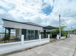 ขายบ้านพร้อมที่ดิน 51 ตรว ทำเลดีบ้านหัวมุม ถนนกว้างขวางเข้าออกสะดวก ต.ชมภู อ.สารภี จ.เชียงใหม่ 