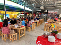 เซ้งร้านก๋วยเตี๋ยว โครงสร้าง เพียง 150,000 บ  ซอยศรีนคริทร์40 ตรงข้ามเซเว่น มีที่จอดรถ