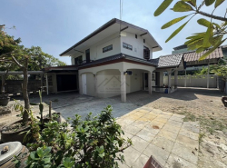 ให้เช่าบ้านเดี่ยว 2 ชั้น 107 ตรว. 5 ห้องนอน ซอยลาดพร้าว 64 ร่มรื่น ทำเลดี เข้าออกหลายเส้นทาง ออกรัชดาสะดวก เหมาะอยู่อาศัยหรือทำออฟฟิศ