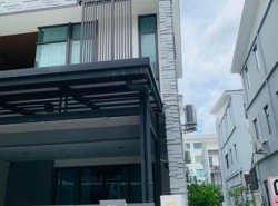 ขายทาวน์โฮม 3 ชั้น Plex เพล็กซ์บางนา กม.5 ติดถนนบางนา-ตราด เนื้อที่  22 ตารางวา 3 ห้องนอน 4 ห้องน้ำ บ้านมุม วิวสวน  พร้อมเข้าอยู่