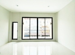 ทาวน์เฮ้าส์ 3 ชั้น หมู่บ้าน พงษ์ศิริชัย 4 เพชรเกษม 81-บางบอน 5 ราคาไม่แพง