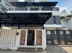 BH3226 ให้เช่าทาวน์เฮ้าส์หรู 3ชั้น ในสุขุมวิท26  5ห้องนอนพร้อม Walk-in Closet