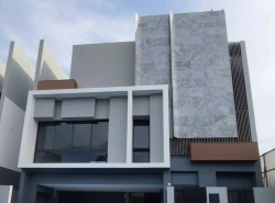 ให้เช่าบ้านเดี่ยว 3 ชั้น  ใกล้โรงเรียนนานาชาติ ถนนกรุงเทพกรีฑา โครงการ บูก้าน Bugaan krungthep kreetha มีลิฟท์ วิวสระว่ายน้ำ 