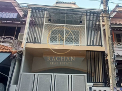 ขายด่วน ทาวน์เฮ้าส์ 2 ชั้น รีโนเวทใหม่ หมู่บ้านมนวดี บางบัวทอง