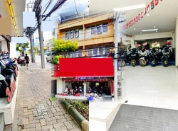 ติดถนน อาคารพาณิชย์ 4 ชั้น 2 คูหา ตลาดเสรีมาร์เก็ต 1.6 กม. 4นอน 4น้ำ  Airport Link รามคำแหง 1.4  เดอะไนน์ พระราม 9 1.8 กม.กม.