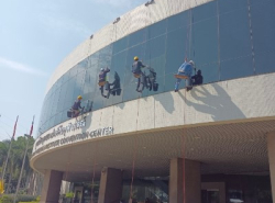 บริการทำความสะอาดโรยตัวเช็ดกระจกตึกสูง 