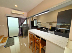 จัดเต็มเฟอร์ build in รร. พระหฤทัย 0.4 กม. ทาวน์โฮม 3 ชั้น 3นอน ติดตลาดบุญอนันต์ 0.2กม. MRT ดอนเมือง 1.7 กม3น้ำ 4แอร์ 195 ตร.ม.22ตร.วา. 