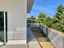 บ้านใหม่สไตล์บ้านสวนพนัสนิคม​  บนเนื้อที่ 74 ตรว. หน้าบ้านกว้างมาก มีรั้วรอบเป็นส่วนตัว