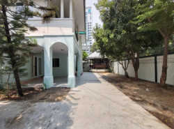 บ้านเดี่ยวให้เช่าถ.สุขุมวิท62ใกล้BTSบางจากเพียง400เมตรมี5นอ4น้ำแอร์เครื่องเหมาะทำสถานฑูตสปาโรงเรียนจอดรถ10คันเช่า120,000บาท/เดือนถ.สุขุมวิท