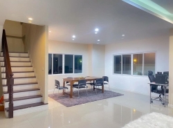 ให้เช่าบ้านเดี่ยวเนื้อที่ 127.7 ตร.วา พื้นที่ใช้สอย  510.8 ตร.ม. 3 ห้องนอน หมู่บ้านพนาสนธิ์ การ์เด้นโฮม สายไหม 45/1 