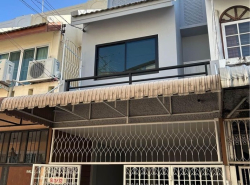 NTG743ให้เช่า ทาวน์โฮม พิบูลย์อุปถัมภ์ รีโนเวทใหม่ ใกล้  MRT ห้วยขวาง 1 กิโล และ 1 กิโล ถึง สายสีเหลือง ใกล้ตลาด ใกล้เดอะสตรีท ตลาดห้วยขวาง