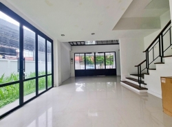  สวยหรู shophouse 20ตรว Showroom 4.5 ชั้น ให้เช่าอาคารพาณิชย์.หัวมุม อ่อนนุช65-78 MRT ศรีนุช 1.5 กม.  310ตรม. 4โถง 4น้ำ มีพื้นที่จอดรถ 