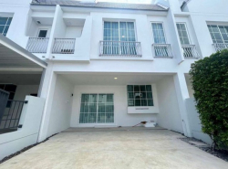LV52938 ให้เช่า ทาวน์โฮมและบ้านเดี่ยว Villaggio 3 ศรีนครินทร์-บางนา บรรยากาศใหม่ Camping Ville ทำเลต้นบางนา ใกล้ MEGA บางนา