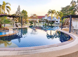 รีสอร์ท 8 หลัง ให้เช่าขาดทุน 50% สยามคันทรีคลับ 4.5กม.Pool Villa โรงแรม 40 ห้อง 2ชั้น พัทยา 200 ม. 8 ไร่  ถ.พรประภานิมิต 3300 ตรม. 