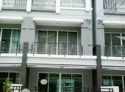 ให้เช่าทาวน์โฮม 3 ชั้น บ้านกลางเมือง พระราม 9 – รามคำแหง อยู่ซอยรามคำแหง 39 ใกล้