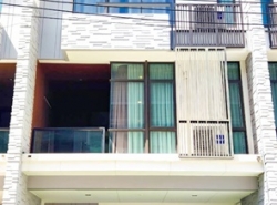 MRT ศรีเอี่ยม 1 กม. ให้เช่าโฮมออฟฟิศ 3 ชั้น ออฟฟิศ บางนา-ตราด36-52 อาศัย 22ตรว. 190ตรม.  เฟอร์พร้อมอยู่ 3นอน 4น้ำ 2จอดรถ 5แอร์ 