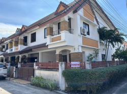 หลังมุม พื้นที่กว้าง!! ขายทาวน์เฮาส์ 2 ชั้น 27.9 ตร.วา หมู่บ้านโชติกา ซอย 5 ถนนศุขประยูร พานทอง จอดรถได้ถึง 3 คัน